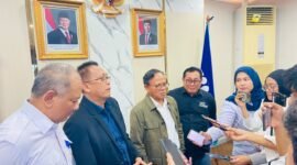 Foto:Ketua Umum Serikat Media Siber Indonesia (SMSI) Firdaus bersama jajaran memberikan keterangan kepada awak media usai penandatanganan nota kesepahaman (MoU) dengan Lembaga Penyiaran Publik Radio Republik Indonesia (LPP RRI) di Jakarta, Senin (26/10/2026).