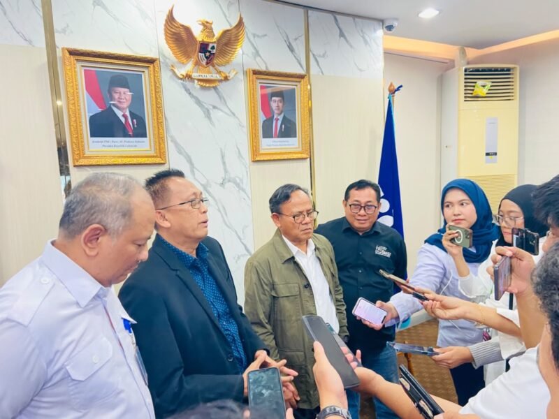 Foto:Ketua Umum Serikat Media Siber Indonesia (SMSI) Firdaus bersama jajaran memberikan keterangan kepada awak media usai penandatanganan nota kesepahaman (MoU) dengan Lembaga Penyiaran Publik Radio Republik Indonesia (LPP RRI) di Jakarta, Senin (26/10/2026).