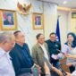 Foto:Ketua Umum Serikat Media Siber Indonesia (SMSI) Firdaus bersama jajaran memberikan keterangan kepada awak media usai penandatanganan nota kesepahaman (MoU) dengan Lembaga Penyiaran Publik Radio Republik Indonesia (LPP RRI) di Jakarta, Senin (26/10/2026).
