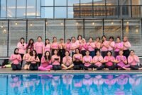 Foto: Peserta Pinktober Sunset Yoga berfoto bersama usai mengikuti kegiatan yoga di Vertu Pool Terrace, Vertu Harmoni Jakarta.