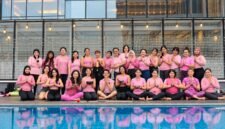 Foto: Peserta Pinktober Sunset Yoga berfoto bersama usai mengikuti kegiatan yoga di Vertu Pool Terrace, Vertu Harmoni Jakarta.