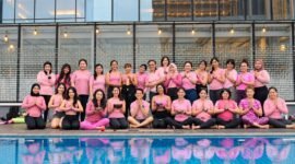 Foto: Peserta Pinktober Sunset Yoga berfoto bersama usai mengikuti kegiatan yoga di Vertu Pool Terrace, Vertu Harmoni Jakarta.