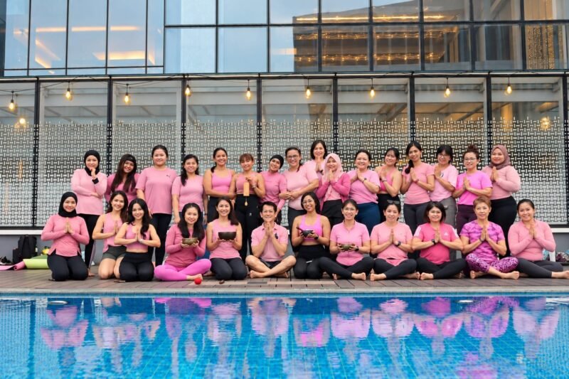 Foto: Peserta Pinktober Sunset Yoga berfoto bersama usai mengikuti kegiatan yoga di Vertu Pool Terrace, Vertu Harmoni Jakarta.