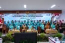 Foto: Ketua TP PKK Jakarta Timur, Essie Feransie Munjirin, bersama jajaran kader TP PKK berfoto bersama saat kegiatan Supervisi, Monitoring, dan Evaluasi (SME) TP PKK tingkat kecamatan dan kelurahan se-Kecamatan Makasar di Aula Kantor Kecamatan Makasar, Jakarta Timur, Selasa (27/10/2026). 
