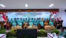 Foto: Ketua TP PKK Jakarta Timur, Essie Feransie Munjirin, bersama jajaran kader TP PKK berfoto bersama saat kegiatan Supervisi, Monitoring, dan Evaluasi (SME) TP PKK tingkat kecamatan dan kelurahan se-Kecamatan Makasar di Aula Kantor Kecamatan Makasar, Jakarta Timur, Selasa (27/10/2026).