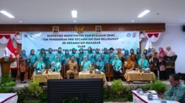 Foto: Ketua TP PKK Jakarta Timur, Essie Feransie Munjirin, bersama jajaran kader TP PKK berfoto bersama saat kegiatan Supervisi, Monitoring, dan Evaluasi (SME) TP PKK tingkat kecamatan dan kelurahan se-Kecamatan Makasar di Aula Kantor Kecamatan Makasar, Jakarta Timur, Selasa (27/10/2026). 