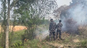 Cegah Api Meluas, TNI AL dan Warga Bersinergi Padamkan Kebakaran Lahan di Batam