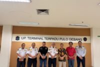 Foto: Ketua Pokja PWI Wali Kota Jakarta Timur, Rudolf Simbolon, bersama jajaran berfoto bersama Kepala UPT Terminal Terpadu Pulogebang, Cristianto, dan jajaran di Kantor UPT Terminal Terpadu Pulogebang, Jakarta Timur, Selasa (27/10/2026). Pertemuan silaturahmi.