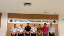 Foto: Ketua Pokja PWI Wali Kota Jakarta Timur, Rudolf Simbolon, bersama jajaran berfoto bersama Kepala UPT Terminal Terpadu Pulogebang, Cristianto, dan jajaran di Kantor UPT Terminal Terpadu Pulogebang, Jakarta Timur, Selasa (27/10/2026). Pertemuan silaturahmi.