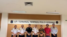 Foto: Ketua Pokja PWI Wali Kota Jakarta Timur, Rudolf Simbolon, bersama jajaran berfoto bersama Kepala UPT Terminal Terpadu Pulogebang, Cristianto, dan jajaran di Kantor UPT Terminal Terpadu Pulogebang, Jakarta Timur, Selasa (27/10/2026). Pertemuan silaturahmi.