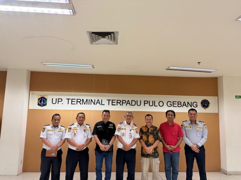 Foto: Ketua Pokja PWI Wali Kota Jakarta Timur, Rudolf Simbolon, bersama jajaran berfoto bersama Kepala UPT Terminal Terpadu Pulogebang, Cristianto, dan jajaran di Kantor UPT Terminal Terpadu Pulogebang, Jakarta Timur, Selasa (27/10/2026). Pertemuan silaturahmi.