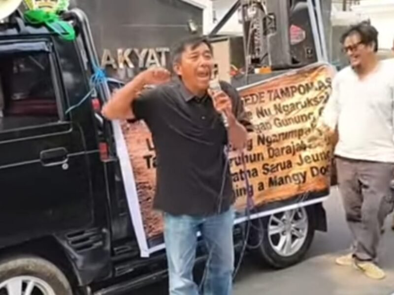 Foto: Ketua Pemuda Penjaga Tampomas (PANAS), Cecep, menyampaikan aspirasi dan seruan menjaga Gunung Tampomas dalam momentum peringatan Sumpah Pemuda 2026.