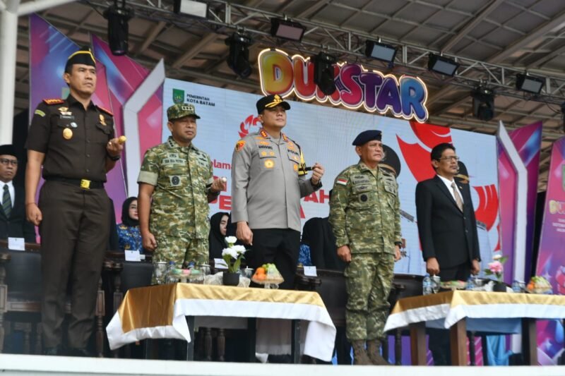 Foto: Sejumlah pejabat TNI, Polri, dan unsur pemerintah menghadiri kegiatan peringatan Sumpah Pemuda ke-98 Tahun 2026 di Kota Batam.