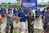 Foto: Lurah Pulau Untung Jawa, Muslim, bersama jajaran TNI Angkatan Laut dan peserta Pembinaan Pembentukan Karakter Maritim (PPKM TA 2026).