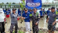 Foto: Lurah Pulau Untung Jawa, Muslim, bersama jajaran TNI Angkatan Laut dan peserta Pembinaan Pembentukan Karakter Maritim (PPKM TA 2026).