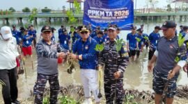 Foto: Lurah Pulau Untung Jawa, Muslim, bersama jajaran TNI Angkatan Laut dan peserta Pembinaan Pembentukan Karakter Maritim (PPKM TA 2026).