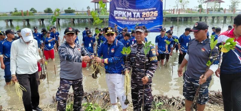 Foto: Lurah Pulau Untung Jawa, Muslim, bersama jajaran TNI Angkatan Laut dan peserta Pembinaan Pembentukan Karakter Maritim (PPKM TA 2026).