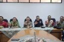 Foto: Camat Matraman M. Husnul Fauji bersama Wakil Camat Wahyu, Sekretaris Camat Ericson Simanjuntak, dan jajaran Kelompok Kerja (Pokja) PWI Wali Kota Jakarta Timur berfoto bersama usai audiensi di Kantor Kecamatan Matraman.
