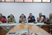 Foto: Camat Matraman M. Husnul Fauji bersama Wakil Camat Wahyu, Sekretaris Camat Ericson Simanjuntak, dan jajaran Kelompok Kerja (Pokja) PWI Wali Kota Jakarta Timur berfoto bersama usai audiensi di Kantor Kecamatan Matraman.