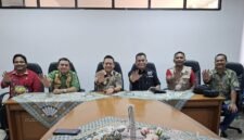 Foto: Camat Matraman M. Husnul Fauji bersama Wakil Camat Wahyu, Sekretaris Camat Ericson Simanjuntak, dan jajaran Kelompok Kerja (Pokja) PWI Wali Kota Jakarta Timur berfoto bersama usai audiensi di Kantor Kecamatan Matraman.