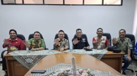 Foto: Camat Matraman M. Husnul Fauji bersama Wakil Camat Wahyu, Sekretaris Camat Ericson Simanjuntak, dan jajaran Kelompok Kerja (Pokja) PWI Wali Kota Jakarta Timur berfoto bersama usai audiensi di Kantor Kecamatan Matraman.