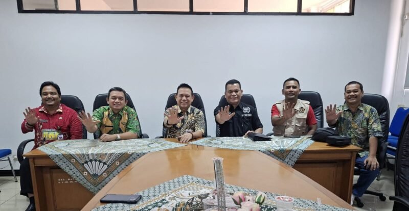 Foto: Camat Matraman M. Husnul Fauji bersama Wakil Camat Wahyu, Sekretaris Camat Ericson Simanjuntak, dan jajaran Kelompok Kerja (Pokja) PWI Wali Kota Jakarta Timur berfoto bersama usai audiensi di Kantor Kecamatan Matraman.