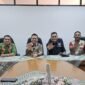 Foto: Camat Matraman M. Husnul Fauji bersama Wakil Camat Wahyu, Sekretaris Camat Ericson Simanjuntak, dan jajaran Kelompok Kerja (Pokja) PWI Wali Kota Jakarta Timur berfoto bersama usai audiensi di Kantor Kecamatan Matraman.