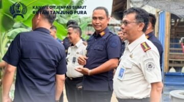 Foto: Kepala Kantor Wilayah Direktorat Jenderal Pemasyarakatan Sumatera Utara, Jalu Yuswa Panjang, didampingi Kepala Rutan Kelas IIB Tanjung Pura, Fransisco Pandia, meninjau pengembangan program ketahanan pangan di Rutan Tanjung Pura, Kabupaten Langkat, Kamis (29/10/2026). 
