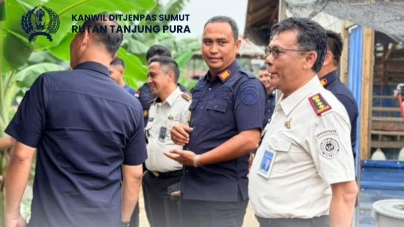 Foto: Kepala Kantor Wilayah Direktorat Jenderal Pemasyarakatan Sumatera Utara, Jalu Yuswa Panjang, didampingi Kepala Rutan Kelas IIB Tanjung Pura, Fransisco Pandia, meninjau pengembangan program ketahanan pangan di Rutan Tanjung Pura, Kabupaten Langkat, Kamis (29/10/2026). 