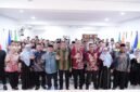 Foto: Wali Kota Administrasi Jakarta Timur, Munjirin, berfoto bersama para pelajar SMA dan SMK serta jajaran penyelenggara usai kegiatan peningkatan kapabilitas demokrasi di Kantor Sekretariat KPU Kelurahan Kayu Putih, Kecamatan Pulogadung, Kamis (29/10/2026). 