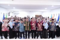 Foto: Wali Kota Administrasi Jakarta Timur, Munjirin, berfoto bersama para pelajar SMA dan SMK serta jajaran penyelenggara usai kegiatan peningkatan kapabilitas demokrasi di Kantor Sekretariat KPU Kelurahan Kayu Putih, Kecamatan Pulogadung, Kamis (29/10/2026). 
