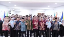 Foto: Wali Kota Administrasi Jakarta Timur, Munjirin, berfoto bersama para pelajar SMA dan SMK serta jajaran penyelenggara usai kegiatan peningkatan kapabilitas demokrasi di Kantor Sekretariat KPU Kelurahan Kayu Putih, Kecamatan Pulogadung, Kamis (29/10/2026). 
