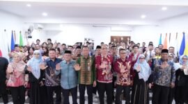 Foto: Wali Kota Administrasi Jakarta Timur, Munjirin, berfoto bersama para pelajar SMA dan SMK serta jajaran penyelenggara usai kegiatan peningkatan kapabilitas demokrasi di Kantor Sekretariat KPU Kelurahan Kayu Putih, Kecamatan Pulogadung, Kamis (29/10/2026). 