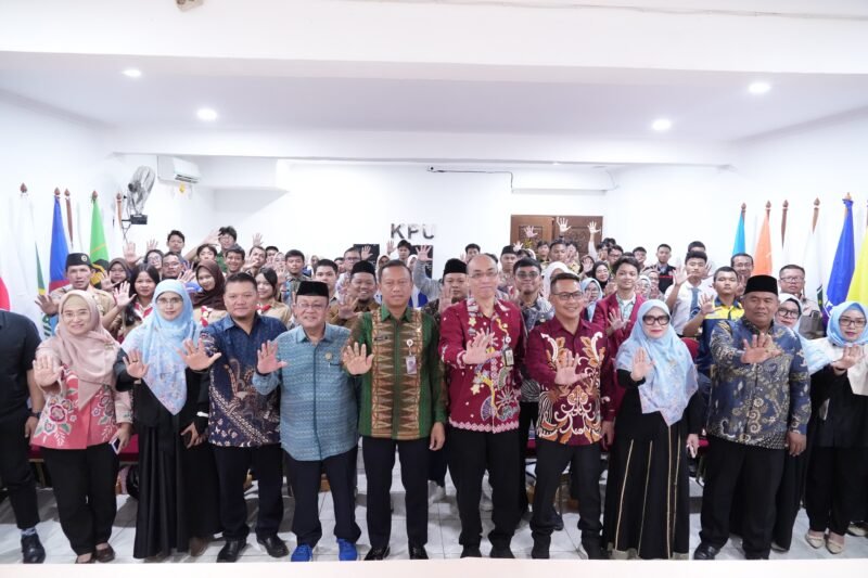 Foto: Wali Kota Administrasi Jakarta Timur, Munjirin, berfoto bersama para pelajar SMA dan SMK serta jajaran penyelenggara usai kegiatan peningkatan kapabilitas demokrasi di Kantor Sekretariat KPU Kelurahan Kayu Putih, Kecamatan Pulogadung, Kamis (29/10/2026). 