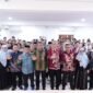 Foto: Wali Kota Administrasi Jakarta Timur, Munjirin, berfoto bersama para pelajar SMA dan SMK serta jajaran penyelenggara usai kegiatan peningkatan kapabilitas demokrasi di Kantor Sekretariat KPU Kelurahan Kayu Putih, Kecamatan Pulogadung, Kamis (29/10/2026). 