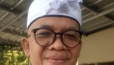 Foto: Kuncen Tampomas, Uyut Anom, menyampaikan sikap penolakan terhadap rencana pengembangan Wilayah Panas Bumi (WPSPE) seluas 22.514 hektare yang mencakup kawasan Gunung Tampomas, Kabupaten Sumedang. 
