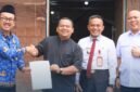 Foto: Kepala Kejaksaan Negeri Purbalingga Taruli Palti Patuan bersama Kepala Kantor Pertanahan Kabupaten Purbalingga Moch Adcha dan jajaran berfoto bersama Pendeta Gereja HKBP Bukateja Yoel Jansen Suriatno Hutagaol usai penyerahan sertifikat tanah Gereja HKBP Bukateja di Desa Kembangan, Kecamatan Bukateja, Rabu (28/10/2026).
