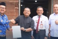 Foto: Kepala Kejaksaan Negeri Purbalingga Taruli Palti Patuan bersama Kepala Kantor Pertanahan Kabupaten Purbalingga Moch Adcha dan jajaran berfoto bersama Pendeta Gereja HKBP Bukateja Yoel Jansen Suriatno Hutagaol usai penyerahan sertifikat tanah Gereja HKBP Bukateja di Desa Kembangan, Kecamatan Bukateja, Rabu (28/10/2026).