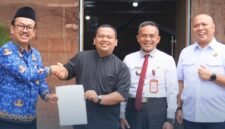 Foto: Kepala Kejaksaan Negeri Purbalingga Taruli Palti Patuan bersama Kepala Kantor Pertanahan Kabupaten Purbalingga Moch Adcha dan jajaran berfoto bersama Pendeta Gereja HKBP Bukateja Yoel Jansen Suriatno Hutagaol usai penyerahan sertifikat tanah Gereja HKBP Bukateja di Desa Kembangan, Kecamatan Bukateja, Rabu (28/10/2026).