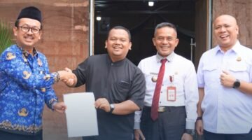 Foto: Kepala Kejaksaan Negeri Purbalingga Taruli Palti Patuan bersama Kepala Kantor Pertanahan Kabupaten Purbalingga Moch Adcha dan jajaran berfoto bersama Pendeta Gereja HKBP Bukateja Yoel Jansen Suriatno Hutagaol usai penyerahan sertifikat tanah Gereja HKBP Bukateja di Desa Kembangan, Kecamatan Bukateja, Rabu (28/10/2026).