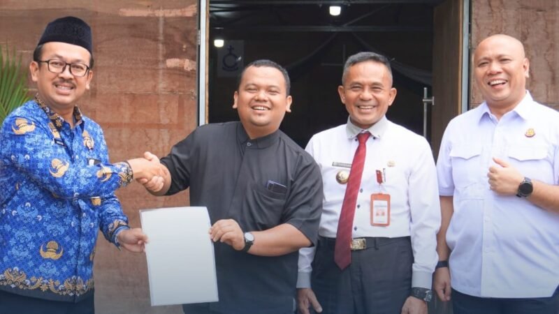Foto: Kepala Kejaksaan Negeri Purbalingga Taruli Palti Patuan bersama Kepala Kantor Pertanahan Kabupaten Purbalingga Moch Adcha dan jajaran berfoto bersama Pendeta Gereja HKBP Bukateja Yoel Jansen Suriatno Hutagaol usai penyerahan sertifikat tanah Gereja HKBP Bukateja di Desa Kembangan, Kecamatan Bukateja, Rabu (28/10/2026).