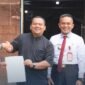 Foto: Kepala Kejaksaan Negeri Purbalingga Taruli Palti Patuan bersama Kepala Kantor Pertanahan Kabupaten Purbalingga Moch Adcha dan jajaran berfoto bersama Pendeta Gereja HKBP Bukateja Yoel Jansen Suriatno Hutagaol usai penyerahan sertifikat tanah Gereja HKBP Bukateja di Desa Kembangan, Kecamatan Bukateja, Rabu (28/10/2026).