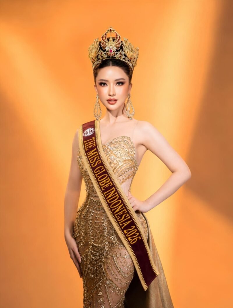 Foto: Verta Mega Arlinsa, wakil Indonesia di ajang The Miss Globe 2026, tampil anggun mengenakan busana bernuansa emas lengkap dengan mahkota dan selempang kebanggaan Indonesia. Kehadirannya di Phuket, Thailand, pada 24 Oktober hingga 7 November 2026, 
