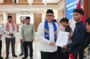 Foto: Wali Kota Administrasi Jakarta Pusat, Arifin, menyerahkan ijazah kepada salah satu penerima manfaat dalam kegiatan Pemutihan Ijazah Tahap II Tahun 2026 di Ruang Serbaguna Utama Kantor Wali Kota Jakarta Pusat, Kamis (29/10/2026).