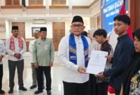 Foto: Wali Kota Administrasi Jakarta Pusat, Arifin, menyerahkan ijazah kepada salah satu penerima manfaat dalam kegiatan Pemutihan Ijazah Tahap II Tahun 2026 di Ruang Serbaguna Utama Kantor Wali Kota Jakarta Pusat, Kamis (29/10/2026).
