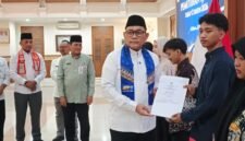 Foto: Wali Kota Administrasi Jakarta Pusat, Arifin, menyerahkan ijazah kepada salah satu penerima manfaat dalam kegiatan Pemutihan Ijazah Tahap II Tahun 2026 di Ruang Serbaguna Utama Kantor Wali Kota Jakarta Pusat, Kamis (29/10/2026).