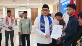 Foto: Wali Kota Administrasi Jakarta Pusat, Arifin, menyerahkan ijazah kepada salah satu penerima manfaat dalam kegiatan Pemutihan Ijazah Tahap II Tahun 2026 di Ruang Serbaguna Utama Kantor Wali Kota Jakarta Pusat, Kamis (29/10/2026).