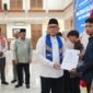 Foto: Wali Kota Administrasi Jakarta Pusat, Arifin, menyerahkan ijazah kepada salah satu penerima manfaat dalam kegiatan Pemutihan Ijazah Tahap II Tahun 2026 di Ruang Serbaguna Utama Kantor Wali Kota Jakarta Pusat, Kamis (29/10/2026).