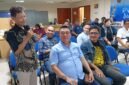 Foto: Wakil Pimpinan Redaksi okjakarta.com, Herman Wijaya, menyampaikan pertanyaan kepada narasumber dalam diskusi bedah buku Operator Telepon Jadi Wartawan Kepresidenan: 25 Tahun Berkarya di Radio Sonora karya Stanislaus Jumar Sudiyana, di Markas PWI Jaya, Jumat (30/10/2026).