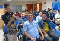 Foto: Wakil Pimpinan Redaksi okjakarta.com, Herman Wijaya, menyampaikan pertanyaan kepada narasumber dalam diskusi bedah buku Operator Telepon Jadi Wartawan Kepresidenan: 25 Tahun Berkarya di Radio Sonora karya Stanislaus Jumar Sudiyana, di Markas PWI Jaya, Jumat (30/10/2026).